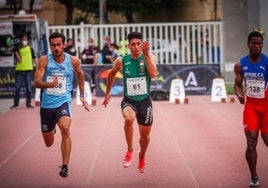 Dani Rodríguez, en el medio, en una competición anterior.