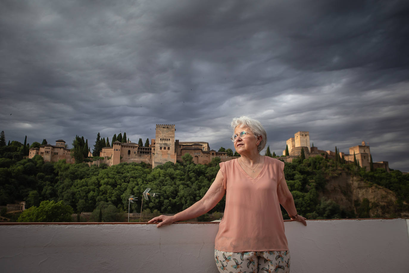 Azotea de la casa estudio de Victoria Mir y José Bigorra, con una impresionante panorámica de la Alhambra.