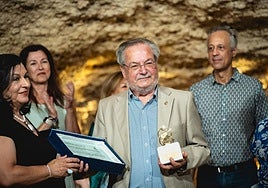 Antonio Sevillano, al recoger el premio en la Peña El Morato.