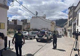 Vecinos de Zafarraya ante el cordón de la Guardia Civil que impide el paso al lugar del crimen.