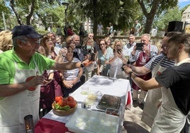 Juan Aceituno (Dama Juana) y su ayudante muestran al público su versión de la pipirrana en copa.