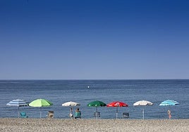 Inventan un clavador de sombrillas para playas de arena o piedras.
