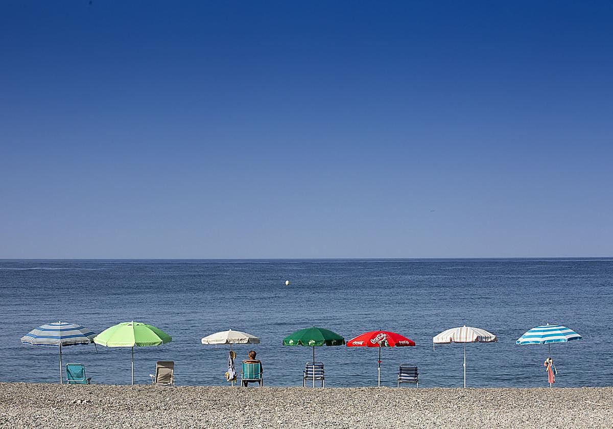 Inventan un clavador de sombrillas para playas de arena o piedras.