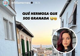 Emilia disfruta de los encantos de Granada.