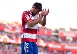 Bruno Méndez devuelve a Los Cármenes sus aplausos al ser sustituido durante el último partido de la temporada pasada en casa, contra el Celta.