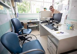 Una granadina acude a un centro de salud de la provincia.