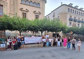 Una parte de la manifestación contra la lacra machista, en la plaza de Santa María.