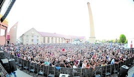 Público granadino en un concierto en la Feria de Muestras de Armilla.