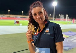 Laura Bueno posa con su medalla de oro obtenida en La Nucía con el relevo largo.