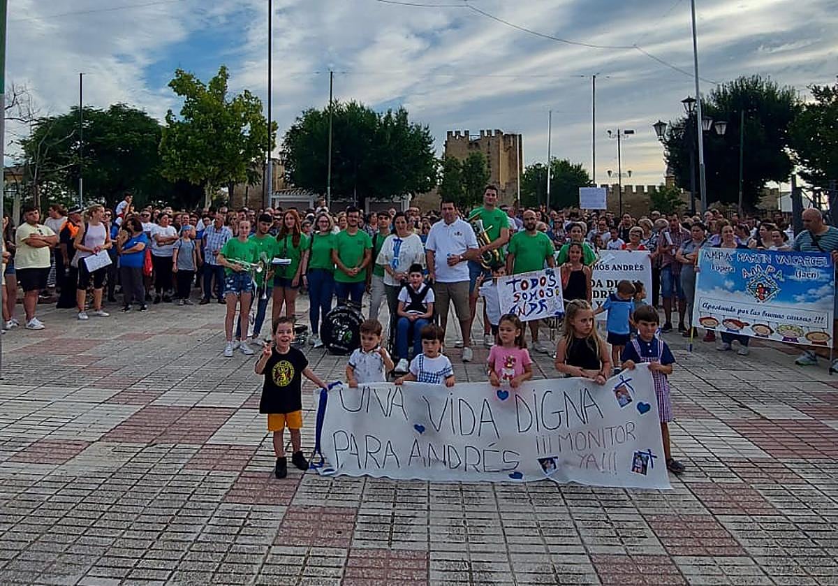 Manifestación por las calles de Lopera la tarde de este domingo.