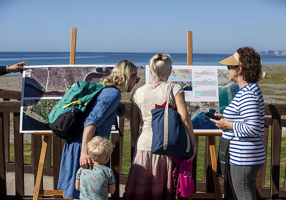 Presentación del proyecto del espigón de Playa Granada el pasado mes de febrero.