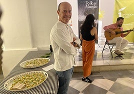 Marcos Reguera en la degustación, y al fondo Ángel Romero a la guitarra