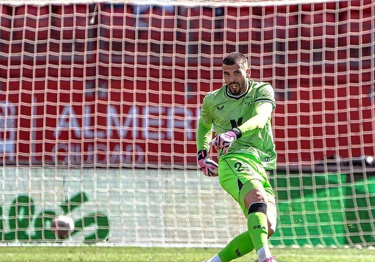 Luis Maximiano, en un partido con la UD Almería.
