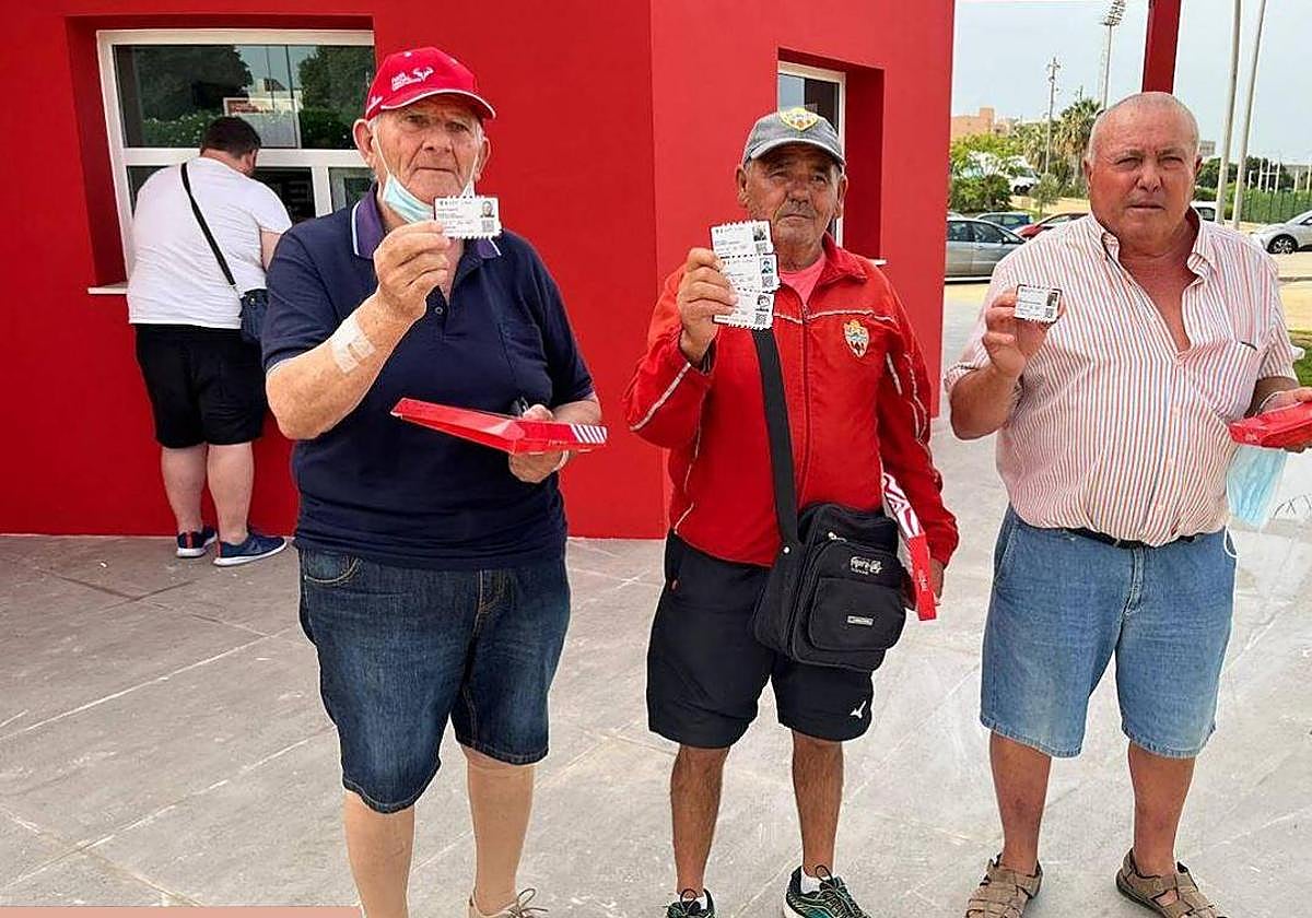 Asiduos aficionados rojiblanos que son los primeros en 'firmar' su contrato.