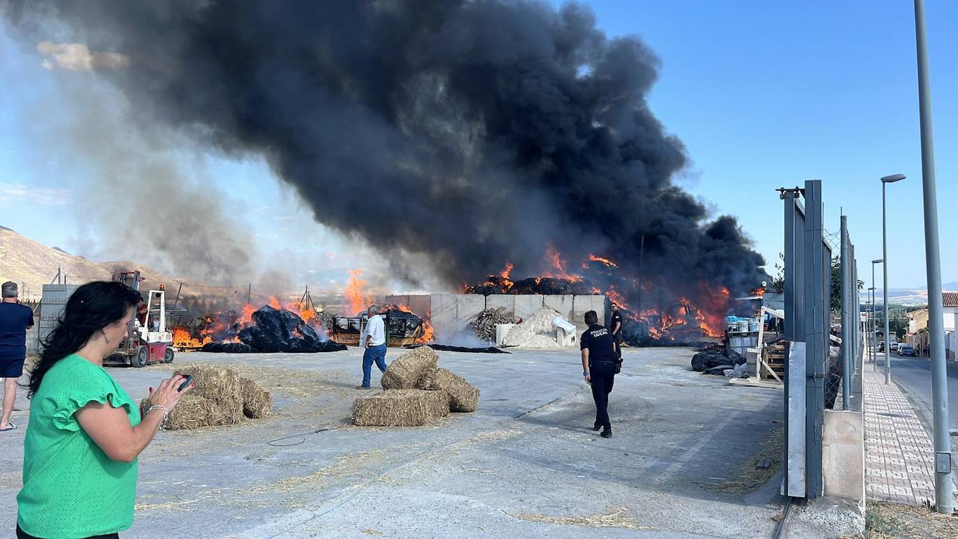 Las imágenes del incendio en Pinos Puente