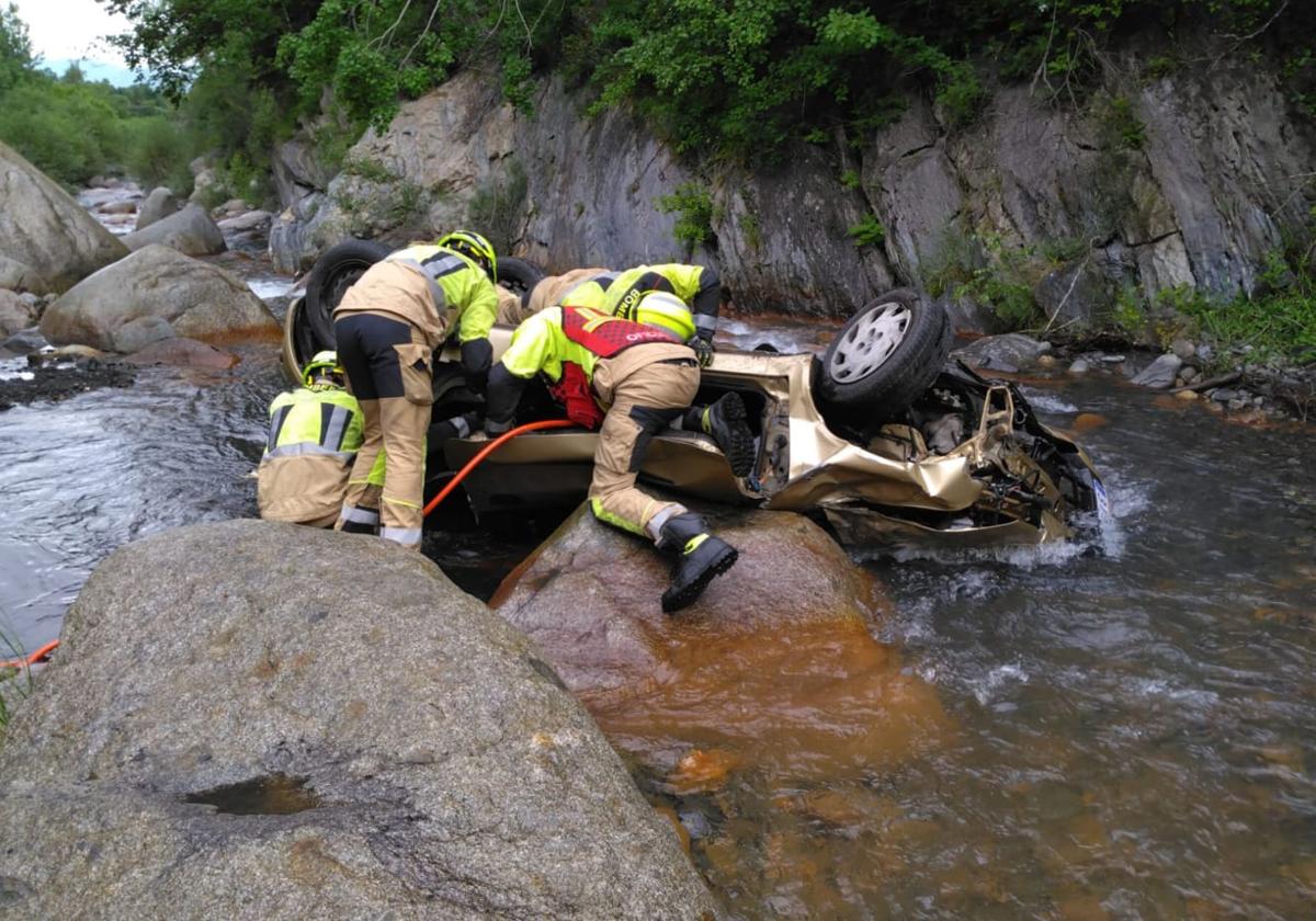 Bomberos de Huesca actúan en el lugar del accidente, en Benasque