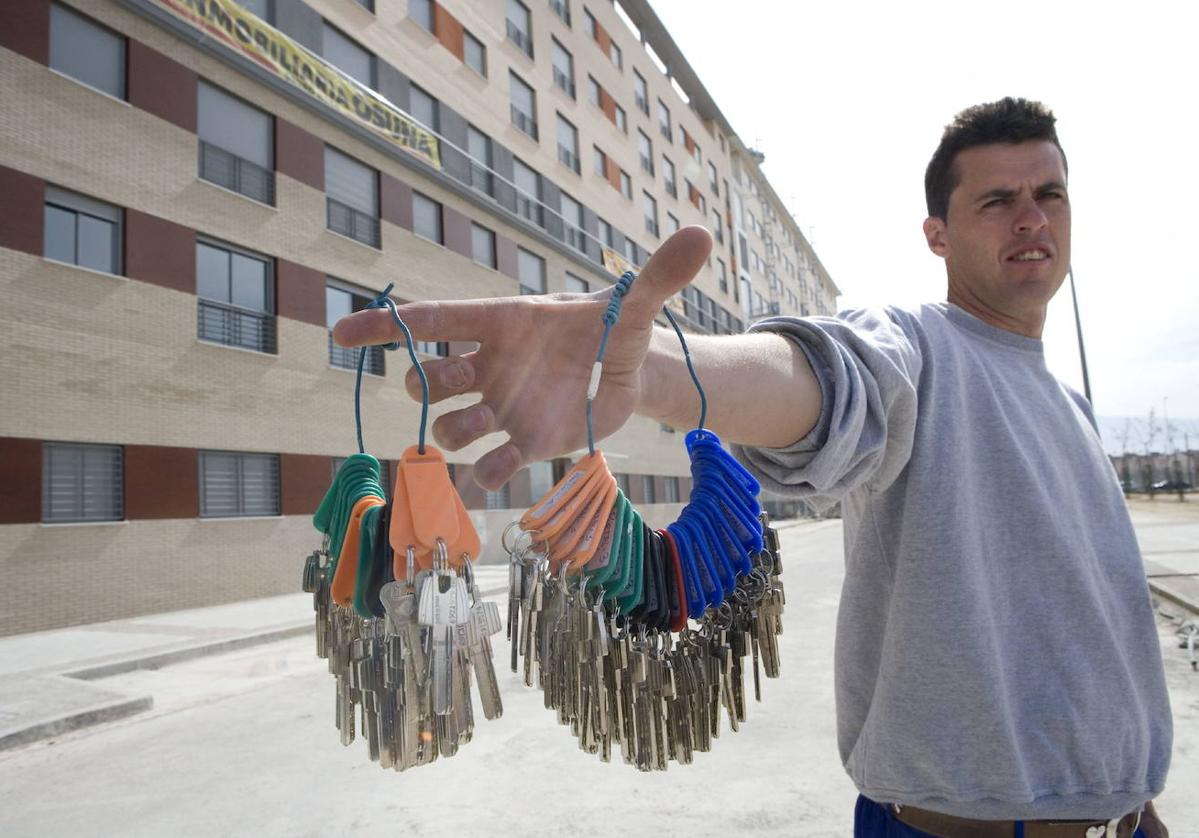 Entrega de llaves de una promoción de viviendas en alquiler destinadas a jóvenes.