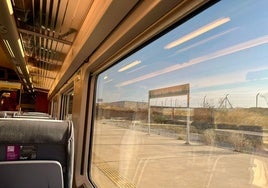 AVE de Granada a Madrid parado en la estación de Puente Genil