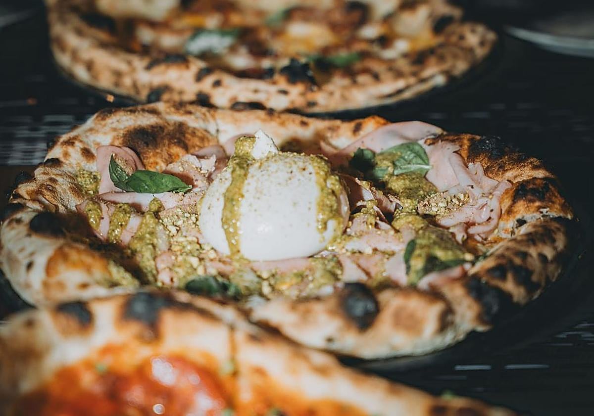 Imagen principal - Esta pizzería de Granada arrasa en reseñas de Google: «Queremos ir a otras provincias»