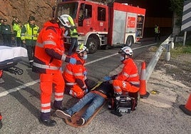 Equipos de emergencias en un accidente