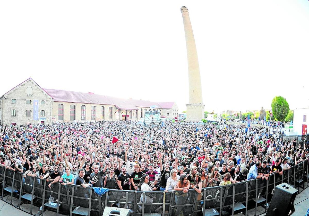 Público granadino en un concierto en la Feria de Muestras de Armilla.