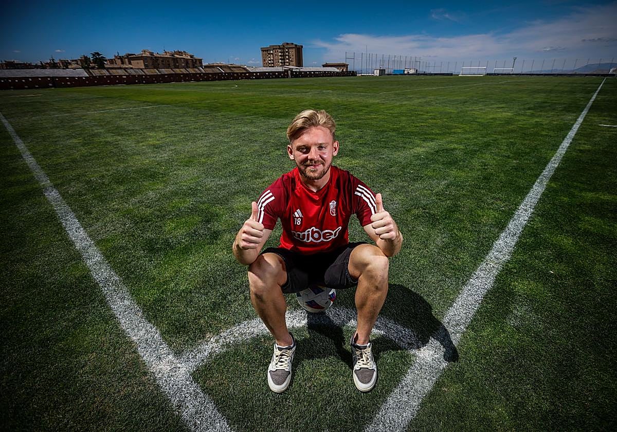 Kamil Józwiak, sobre el césped de la Ciudad Deportiva Granada CF, en un encuentro previo con IDEAL.