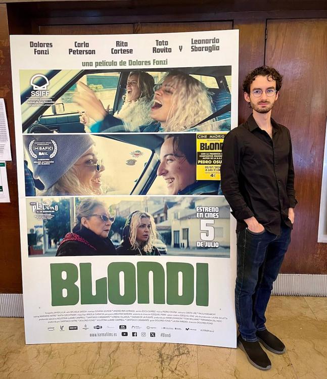 El compositor posa con el cartel de la película 'Blondi', dirigida y protagonizada por Dolores Fonzi.