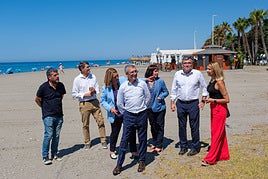 El secretario de Estado de Medio Ambiente, Hugo Morán, junto a las autoridades en Playa Granada.