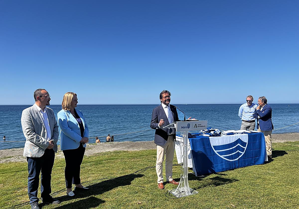 Imagen principal - Algunos momentos de la entrega de las banderas azules a los respectivos ayuntamientos.