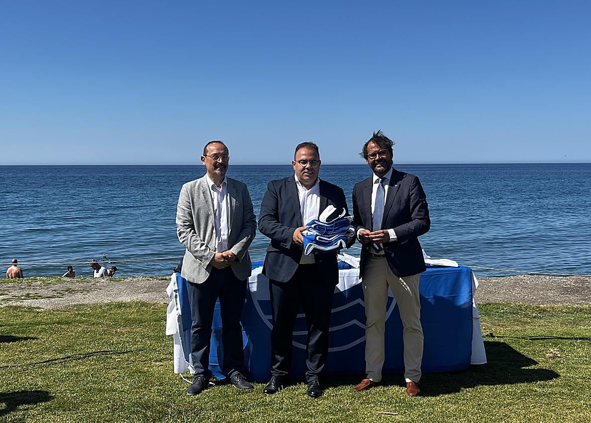 Imagen secundaria 1 - Algunos momentos de la entrega de las banderas azules a los respectivos ayuntamientos.