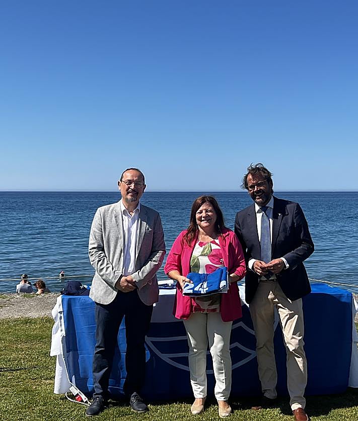 Imagen secundaria 2 - Algunos momentos de la entrega de las banderas azules a los respectivos ayuntamientos.