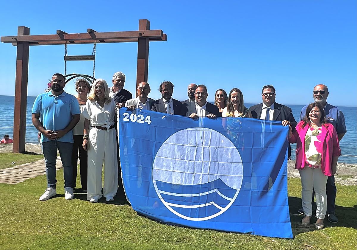 Alcaldes y alcaldesas de los municipios costeros, junto a Fernando Egea y Antonio Granados, en el acto de recogida de banderas azules 2024.