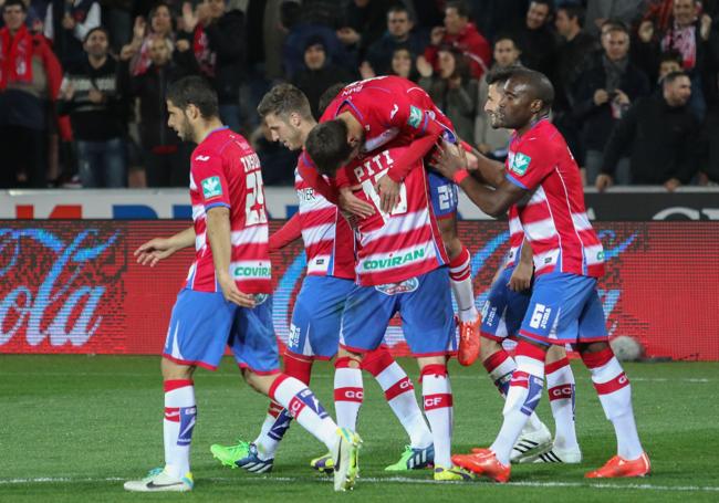 Los jugadores del Granada con equipación de Joma en 2015, la excepción de la racha de camisetas.