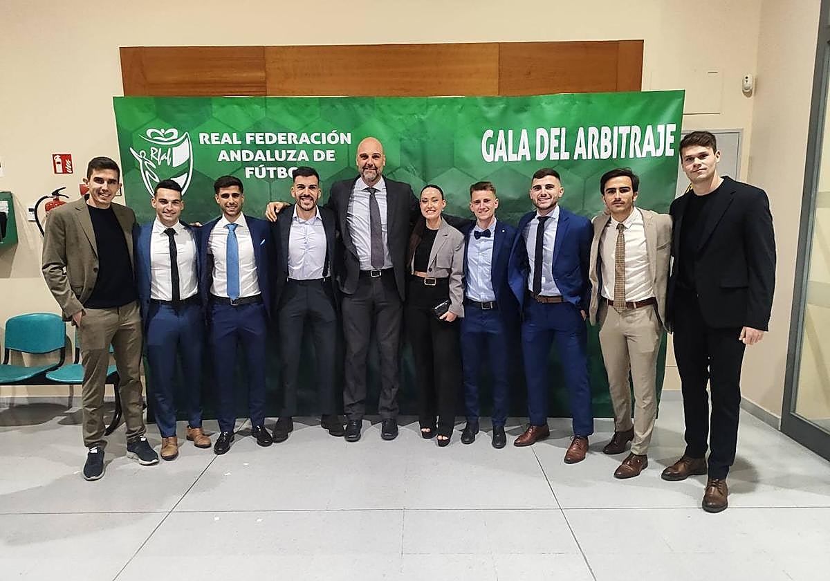 Sergio Alejandro Montoya, en el centro, con árbitros premiados.