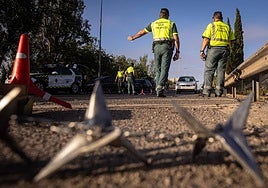 Agentes de la Guardia Civil de Tráfico de Granada durante el control.