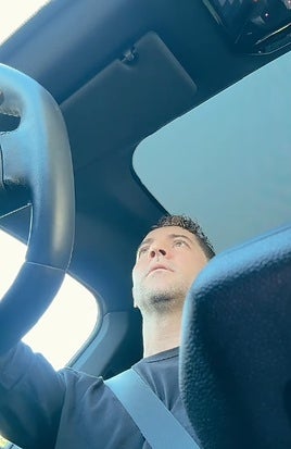 El momento en el que Bisbal conversa con su hijo en el coche.