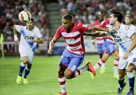 Pablo Insua, en Los Cármenes, en un partido contra el Granada en Liga, en el que persigue a El Arabi.