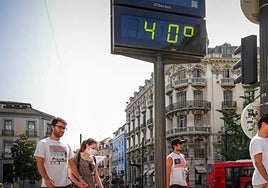 Un termómetro marca 40 grados en el entorno de la plaza de Isabel la Católica.