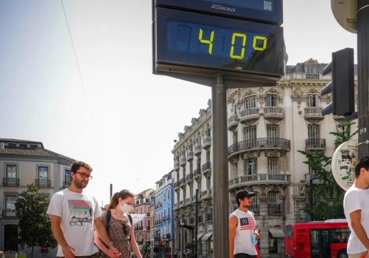 Un termómetro marca 40 grados en el entorno de la plaza de Isabel la Católica.