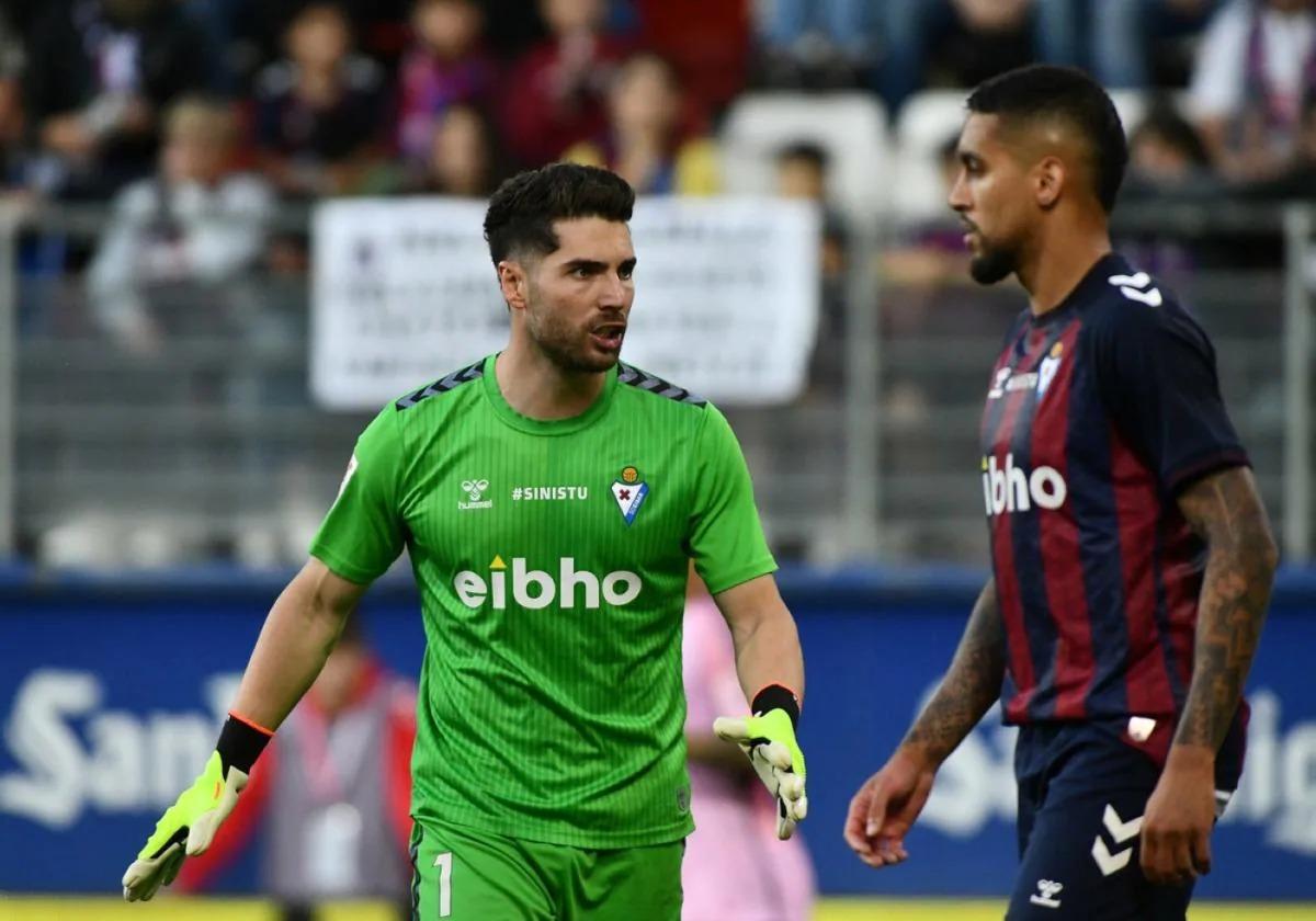 Luca Zidane, de verde y con guantes, en un partido con el Eibar.