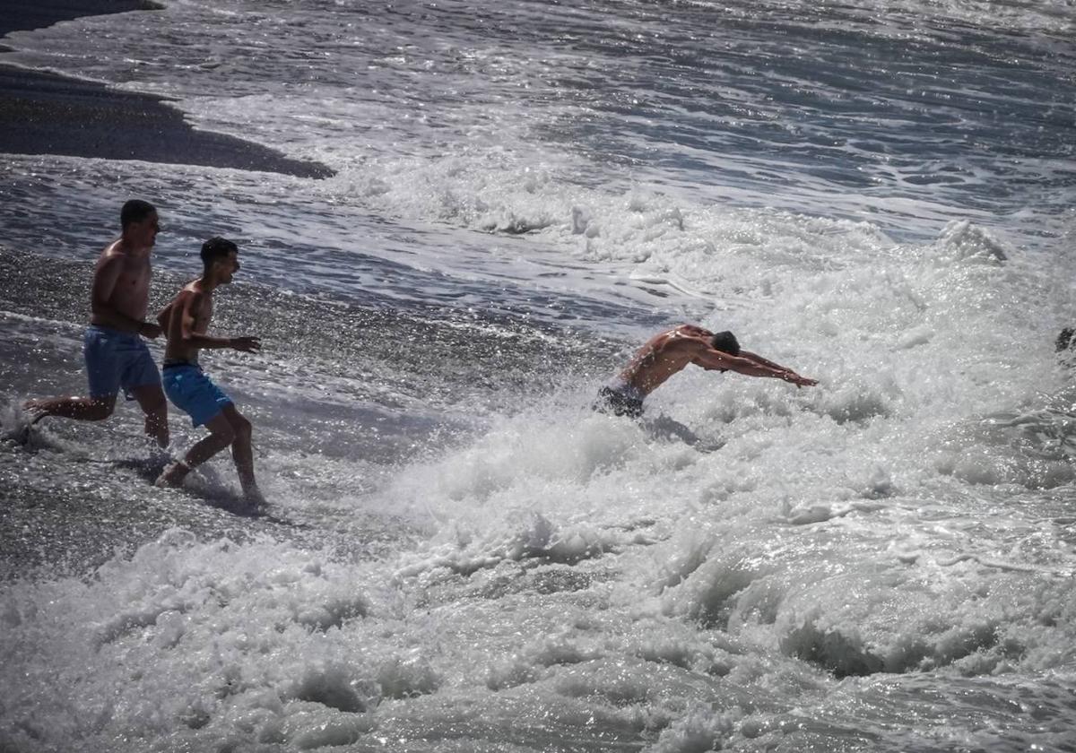 El primer sábado de julio vio el inicio de los días grandes de este verano en las playas de la Costa de Granada.