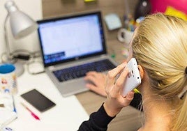 Una mujer teletrabaja desde su hogar.