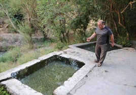 Un vecino de Dúrcal, José Molina, en los baños de Urquízar