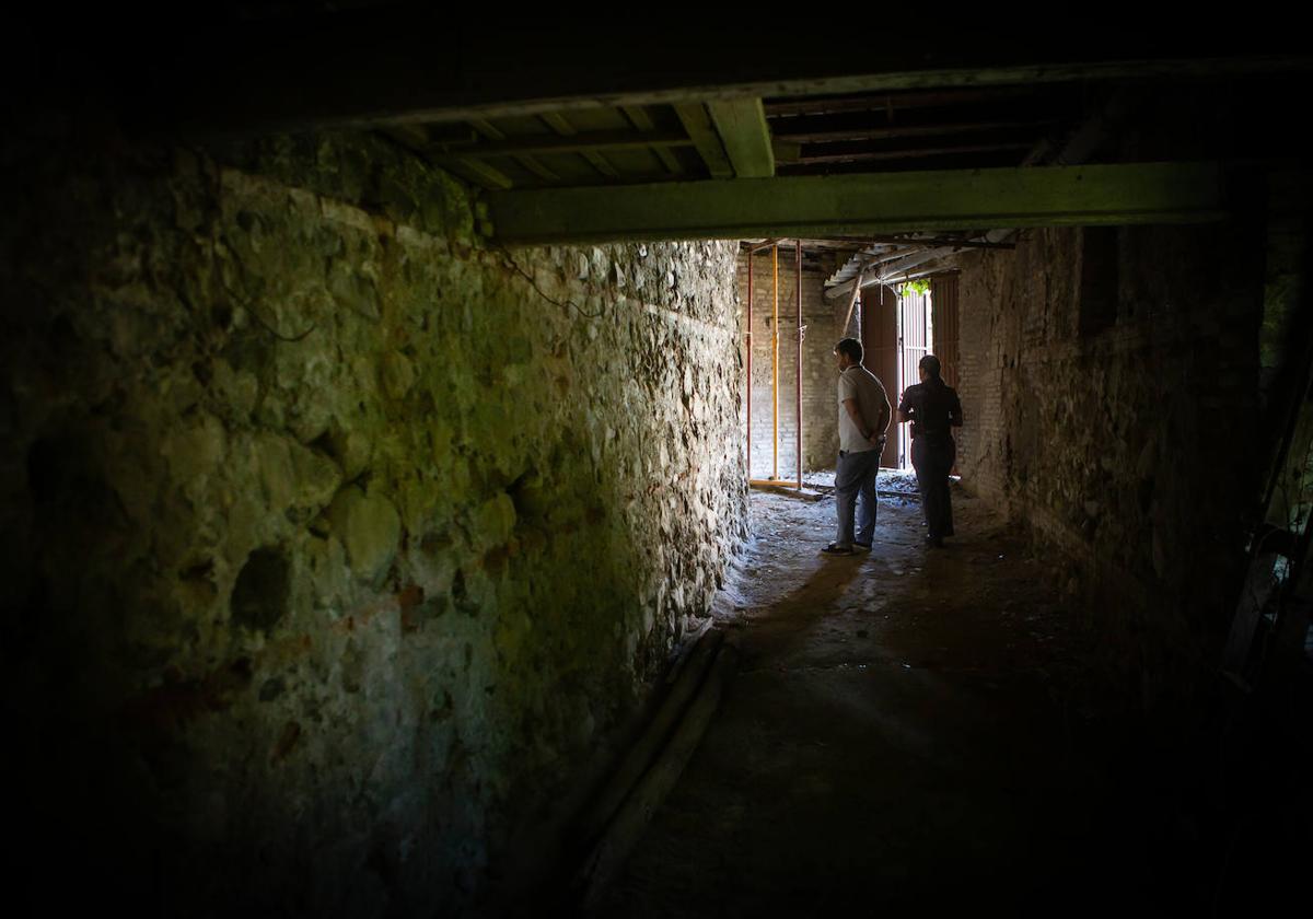 Acceso al taller de cordelería, apuntalado.