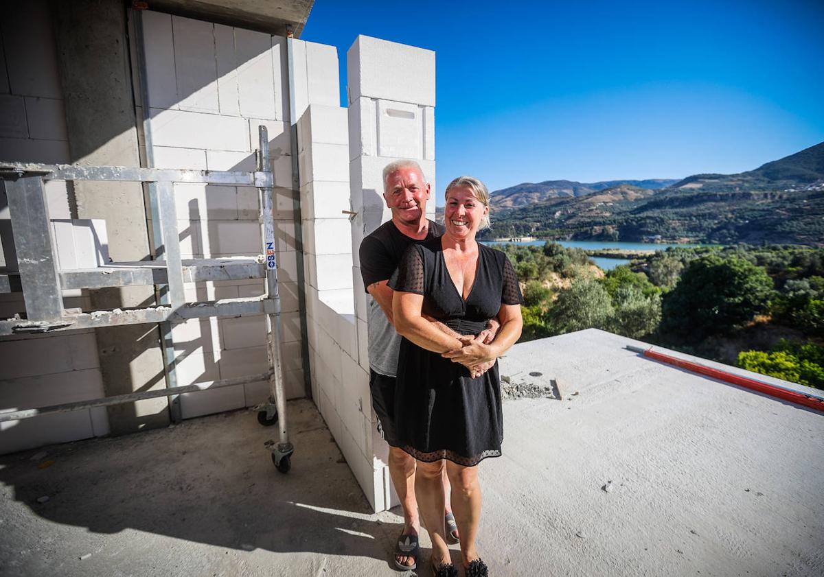 Imagen principal - Robby y Sonja en la terraza de una de las habitaciones; la piscina; y el interior de la planta central. 