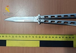 Detenido por atacar a un conocido con una navaja de grandes dimensiones en un bar de Cenes