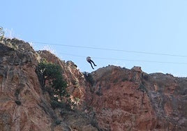 Tirolina en la vía ferreta de Güéjar Sierra