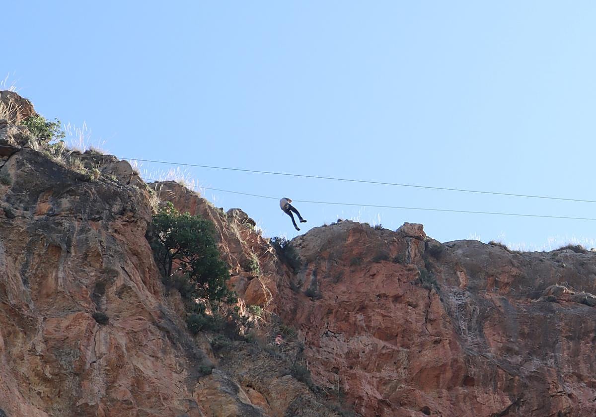 Tirolina en la vía ferreta de Güéjar Sierra