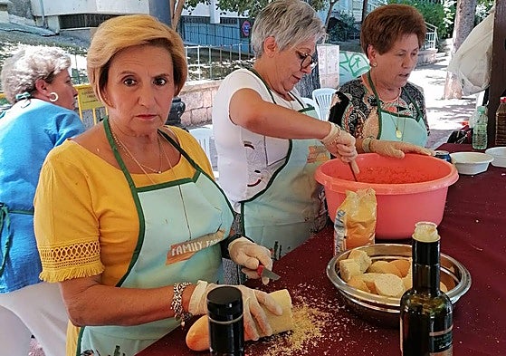 Algunas de las cocineras que dieron vida a la pipirrana.