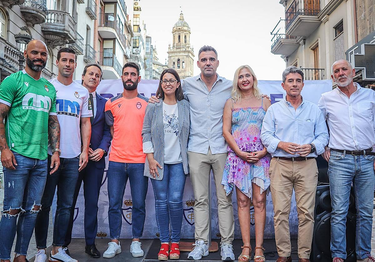 Presentación de la nueva tienda, junto a las autoridades.